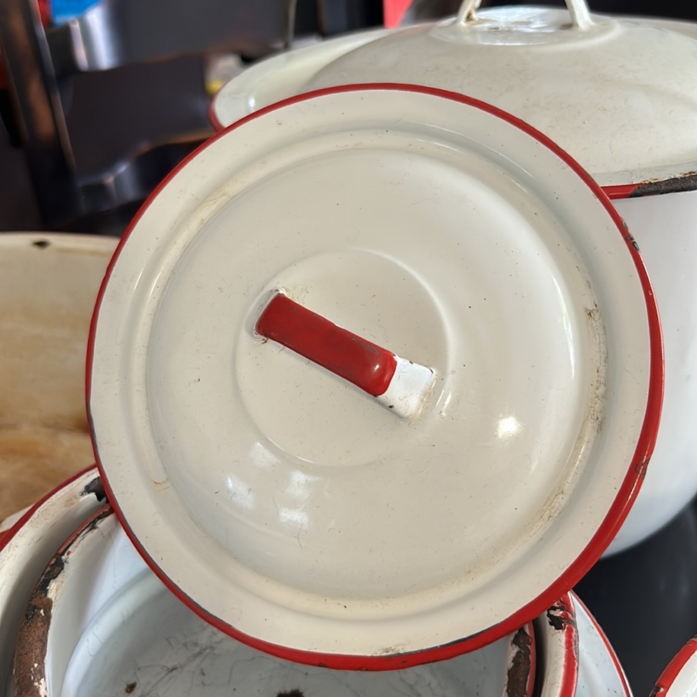 Mid century 1950’s 12 pieces, white enamelware with red rims. Chippy and rusted - Picture 5 of 6